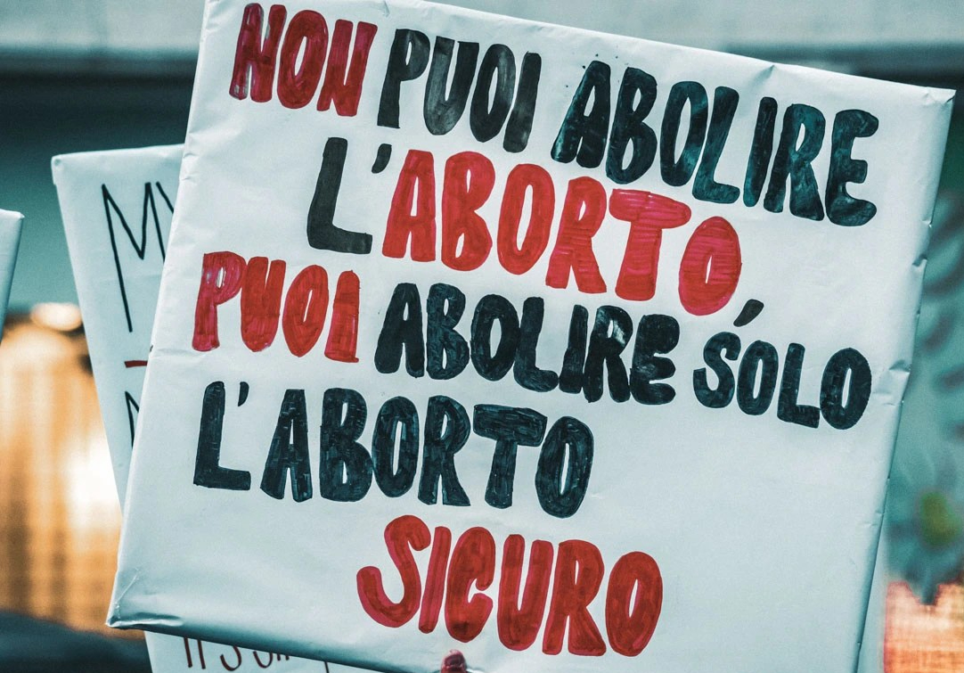 Un cartello recita "non puoi abolire l'aborto, puoi abolire solo l'aborto sicuro"