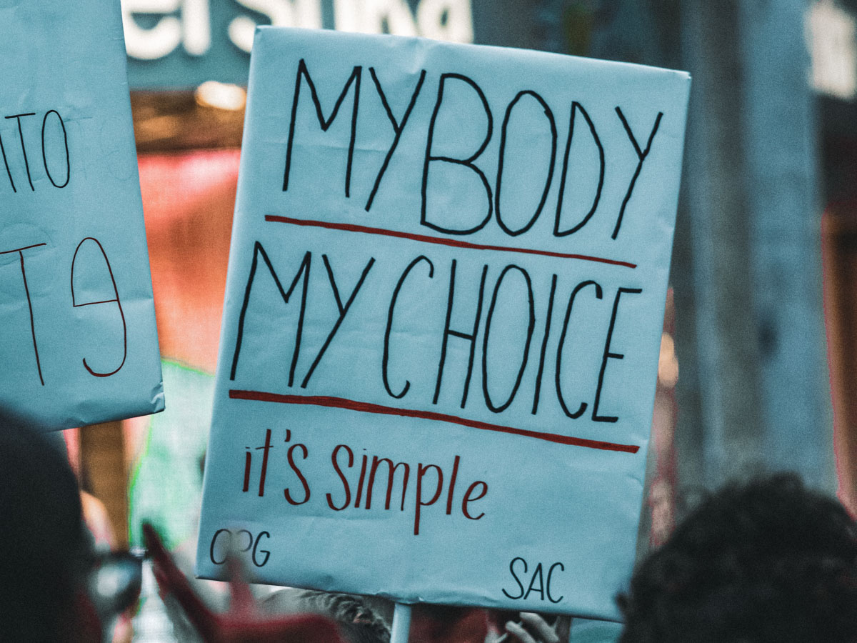 Si inquadra un cartello con su scritto "my body my choice. It's simple"