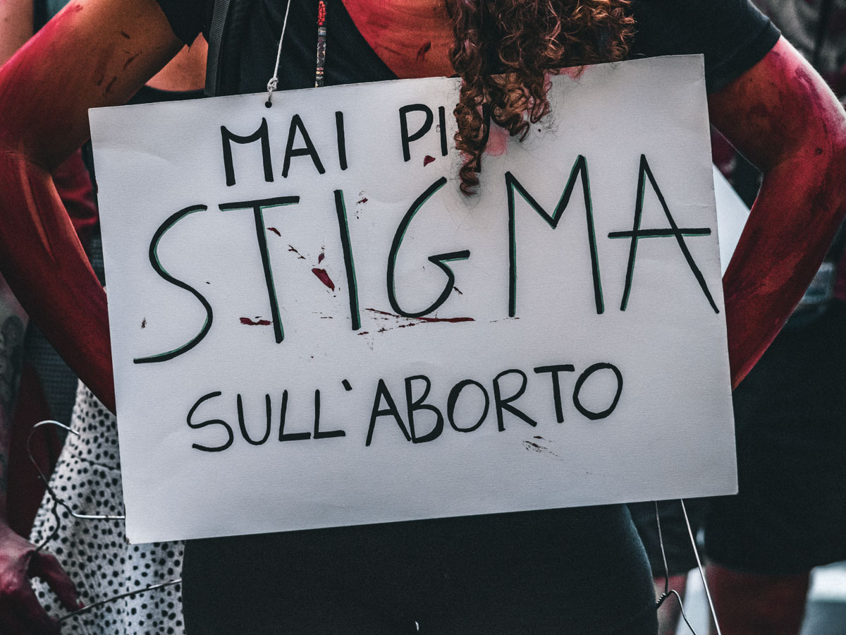 Su un cartello si legge "mai più stigma sull'aborto"
